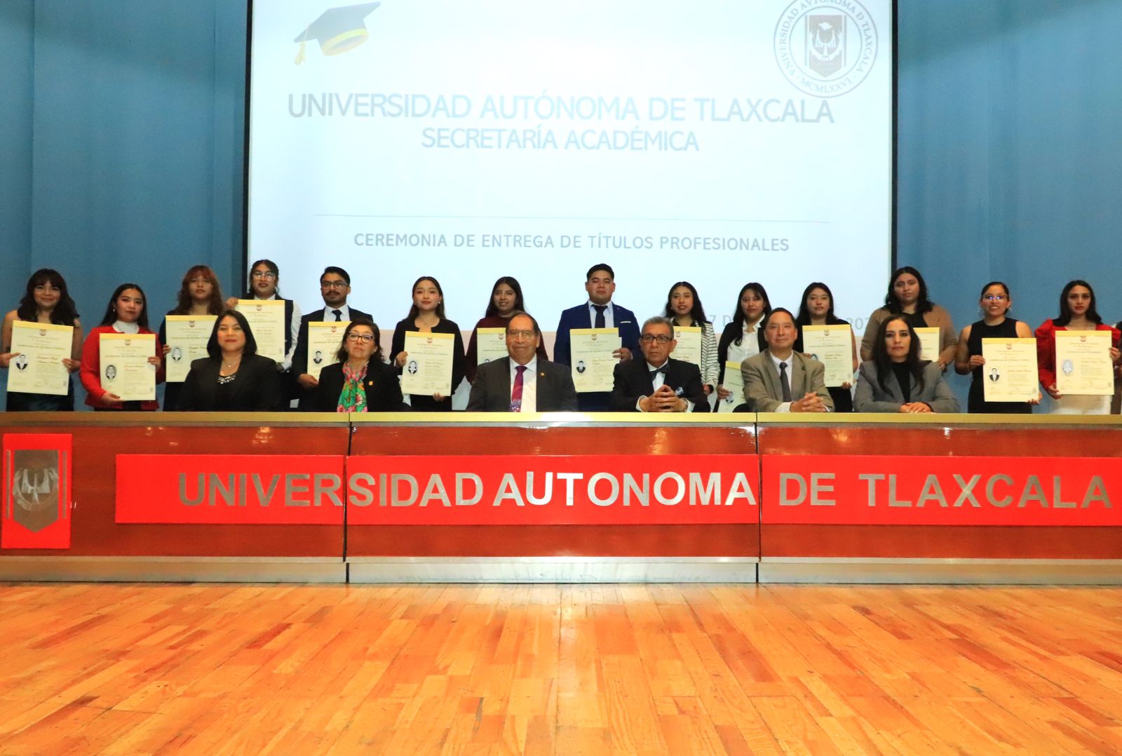 Entrega la UATx 180 títulos de licenciatura, maestría y doctorado